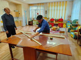 В детском саду началось оклеивание окон ударопрочной пленкой В детском саду началось оклеивание окон ударопрочной пленкой.