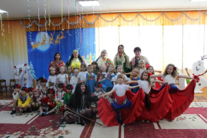"Наступили Святки - запевай колядки" "Наступили Святки - запевай колядки".