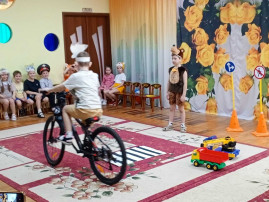 Театрализованное представление «Правила дорожного движения» для родителей. Театрализованное представление «Правила дорожного движения» для родителей.